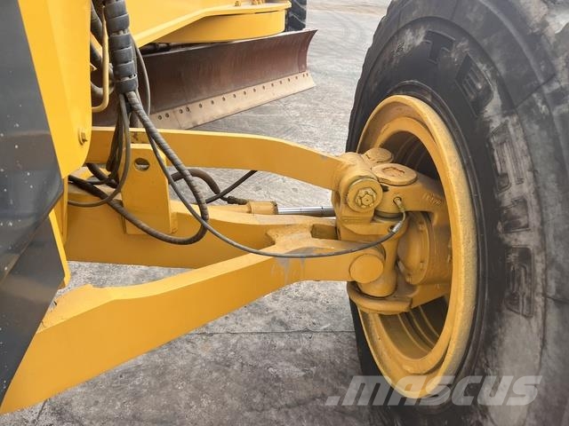 Komatsu GD705-5 Tiehöylät