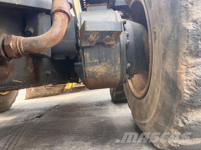 Komatsu GD705-5 Tiehöylät