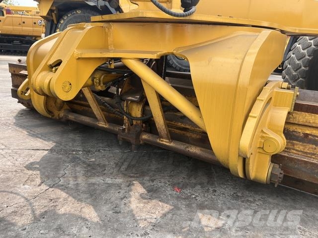 Komatsu GD705-5 Tiehöylät