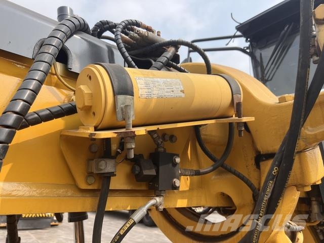 Komatsu GD705-5 Tiehöylät