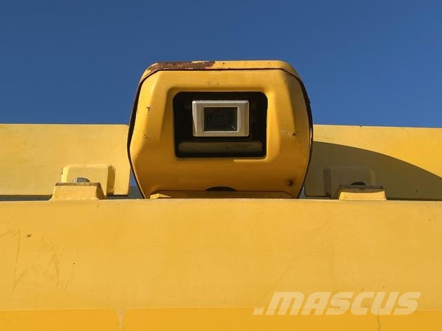 Komatsu HB215LC-1 Гусеничні екскаватори