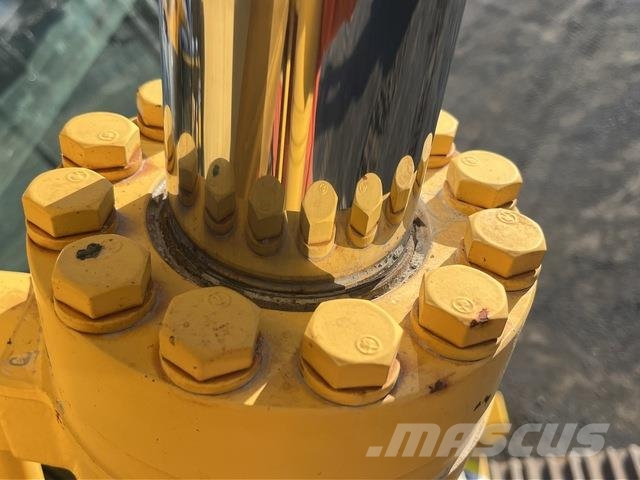 Komatsu HB215LC-1 Гусеничні екскаватори