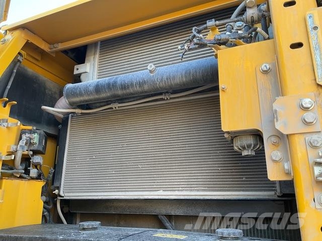 Komatsu HB365LC-3E0 Kāpurķēžu ekskavatori