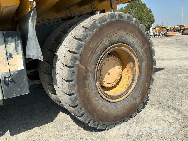 Komatsu HD465-7EO アーティキュレート式ダンプトラック