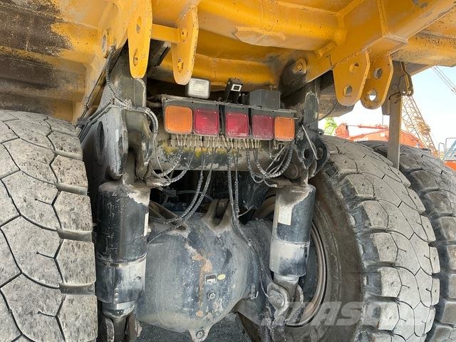 Komatsu HD465-7EO アーティキュレート式ダンプトラック