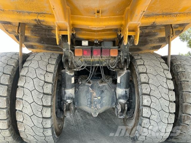 Komatsu HD465-7EO アーティキュレート式ダンプトラック