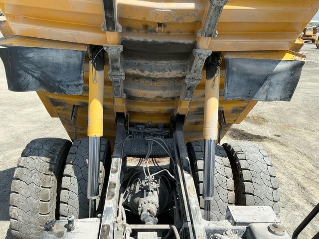 Komatsu HD465-7EO アーティキュレート式ダンプトラック