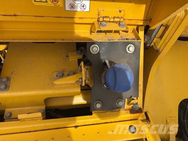 Komatsu PC490LC-11 Crawler excavators