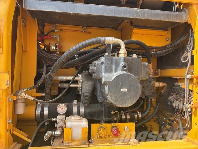 Komatsu PC490LC-11 Crawler excavators