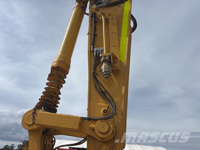 Komatsu PC490LC-11 Crawler excavators