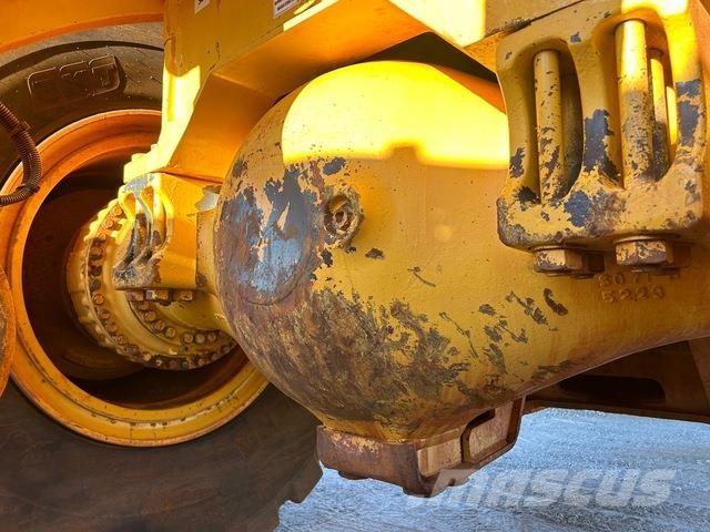Komatsu WA900-3 Wheel loaders