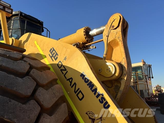 Komatsu WA900-3 Wheel loaders