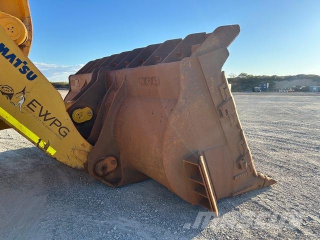 Komatsu WA900-3 Wheel loaders