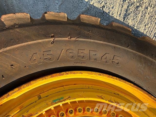 Komatsu WA900-3 Wheel loaders
