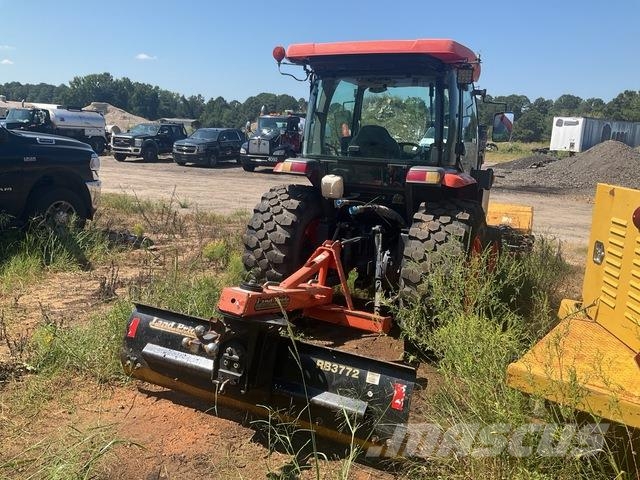 Kubota L5460 Stroji za notranje pometanje
