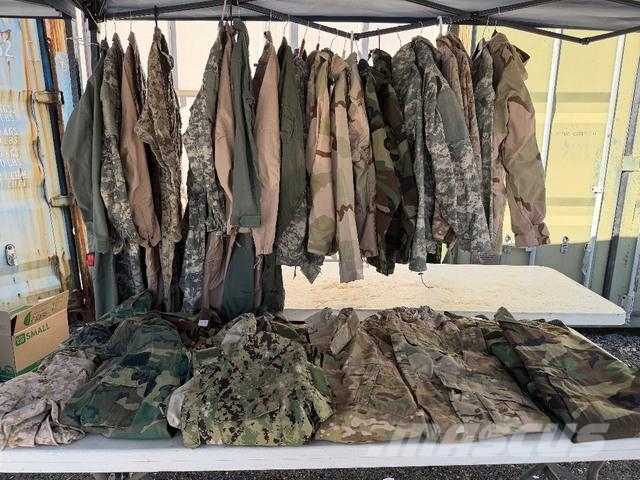  Lot of 38 Pieces-Military Outerwear/Cove Uniform T معدات البناء - غير ذلك