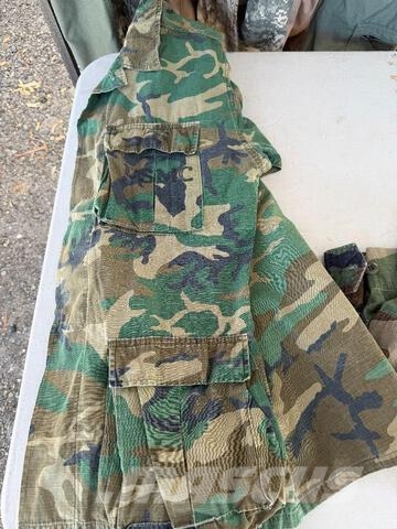  Lot of 38 Pieces-Military Outerwear/Cove Uniform T Sonstige Baumaschinen