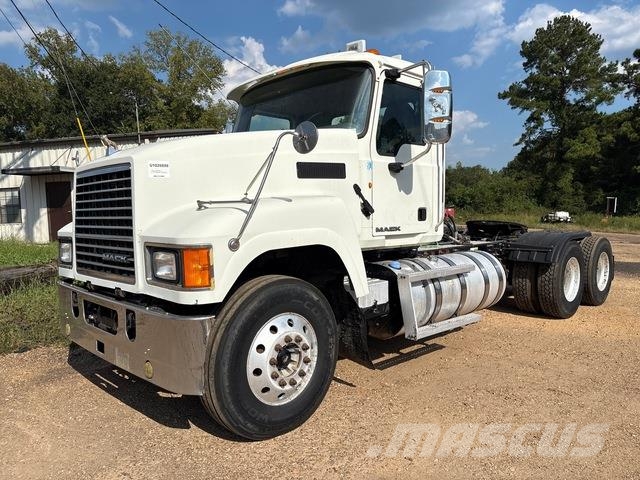 Mack CHU613 Tractor Units