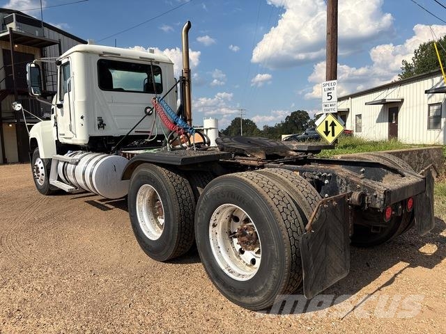 Mack CHU613 Tractor Units