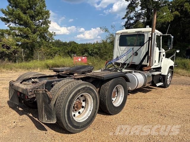 Mack CHU613 Tractor Units