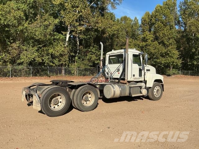Mack CHU613 Tractor Units