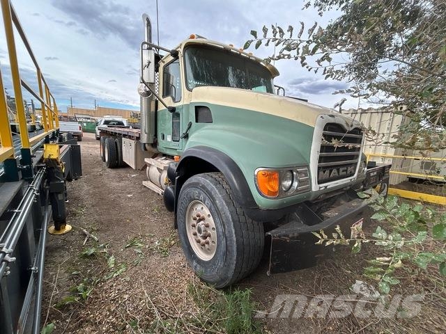 Mack CL713 شاحنات مسطحة/مفصلية الجوانب