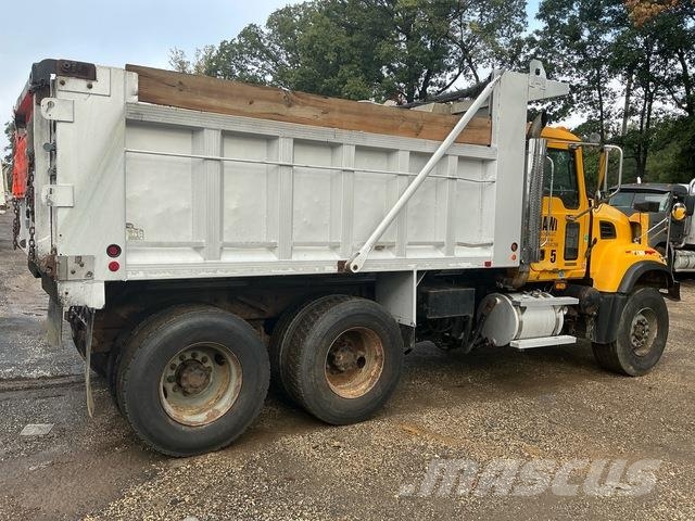 Mack CV713 Billenő teherautók