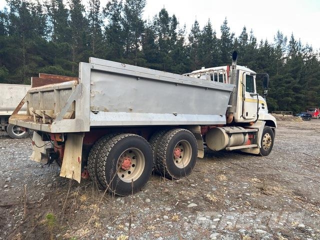 Mack CX688RS Vision Tipper trucks