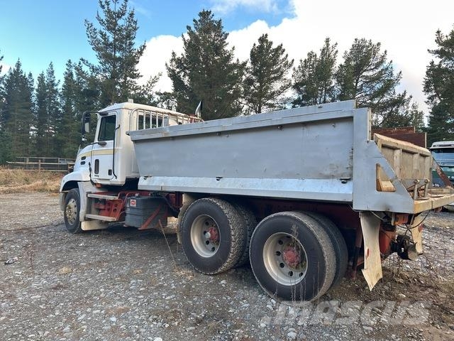 Mack CX688RS Vision Tipper trucks