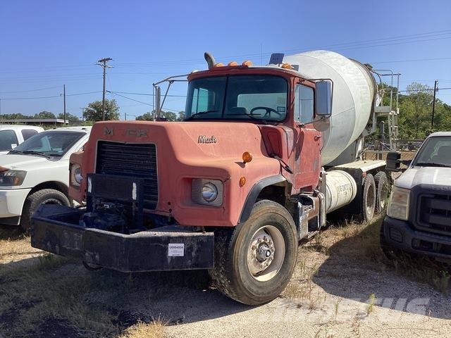 Mack DM690S Специальные грузовики