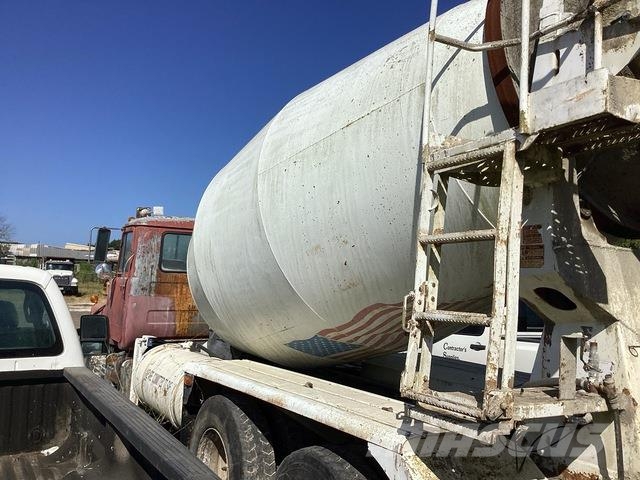 Mack DM690S Специальные грузовики