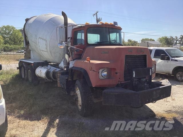 Mack DM690S Специальные грузовики