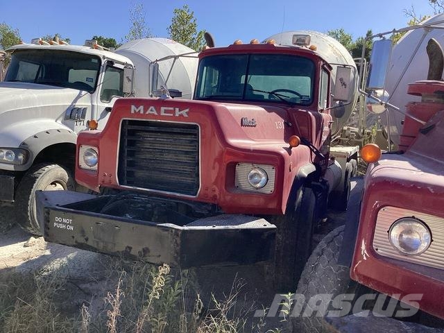 Mack DM690S Специальные грузовики