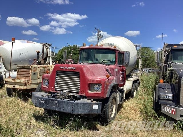 Mack DM690S Специальные грузовики