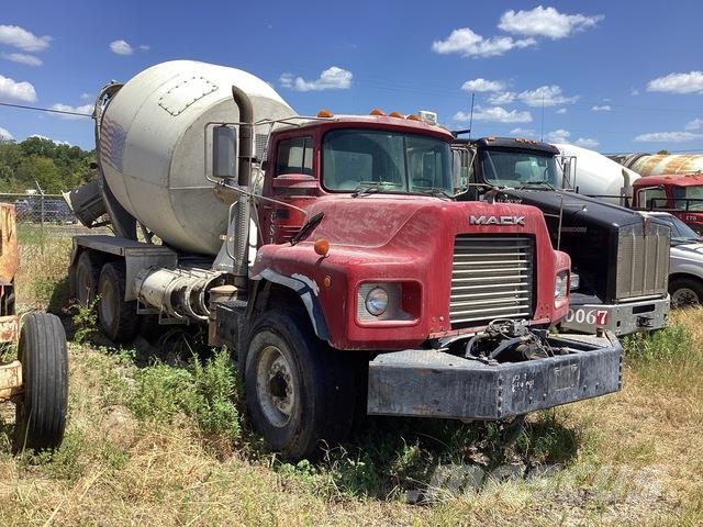 Mack DM690S Специальные грузовики