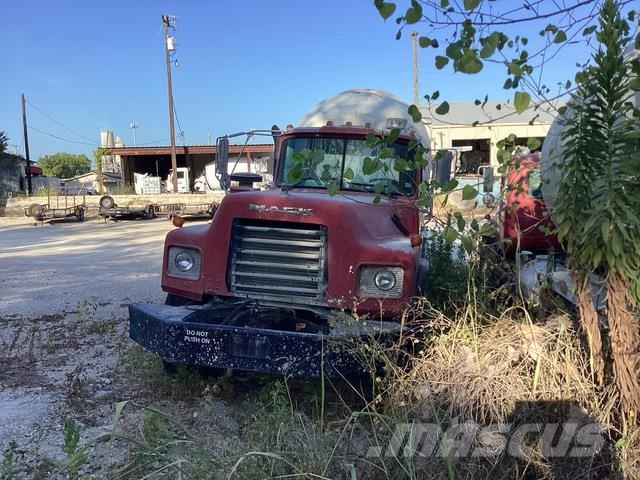Mack DM690S Специальные грузовики