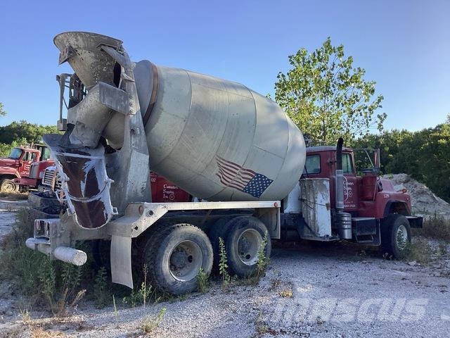 Mack DM690S Специальные грузовики