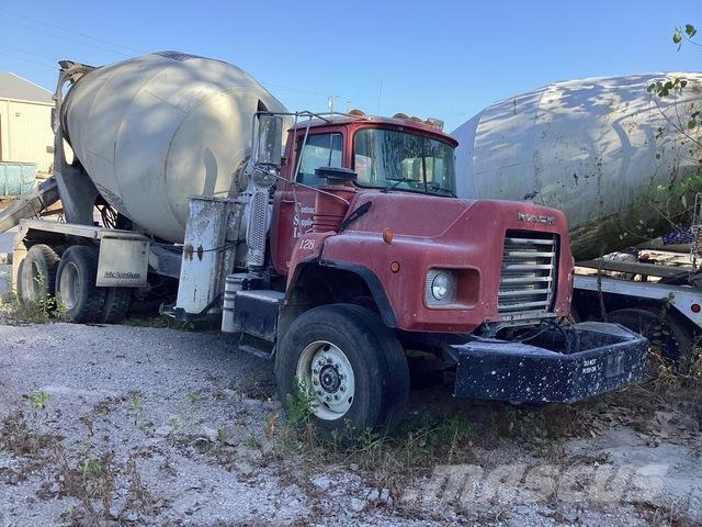 Mack DM690S Специальные грузовики