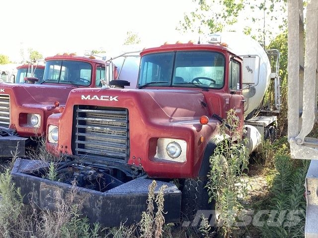 Mack DM690S Специальные грузовики
