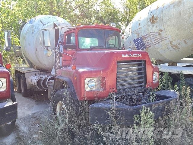 Mack DM690S Специальные грузовики
