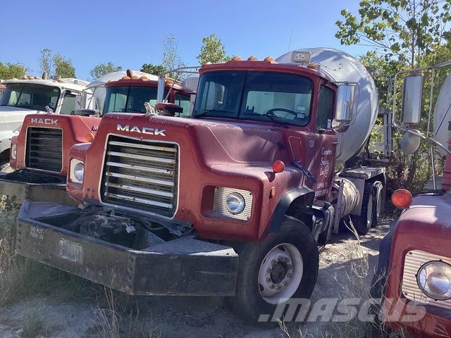 Mack DM690S Специальные грузовики