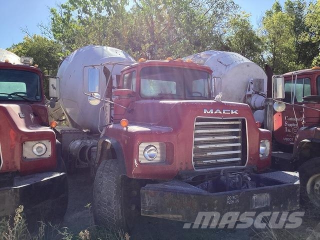 Mack DM690S Специальные грузовики