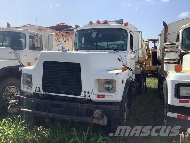 Mack DM690S صهاريج مياه