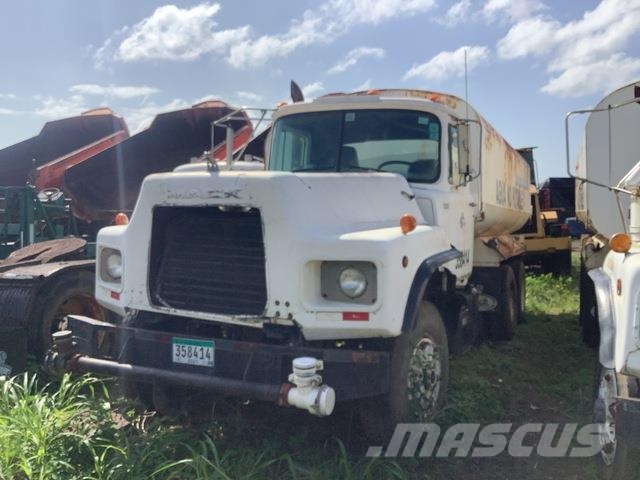 Mack DM690S صهاريج مياه