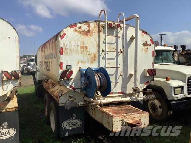 Mack DM690S صهاريج مياه