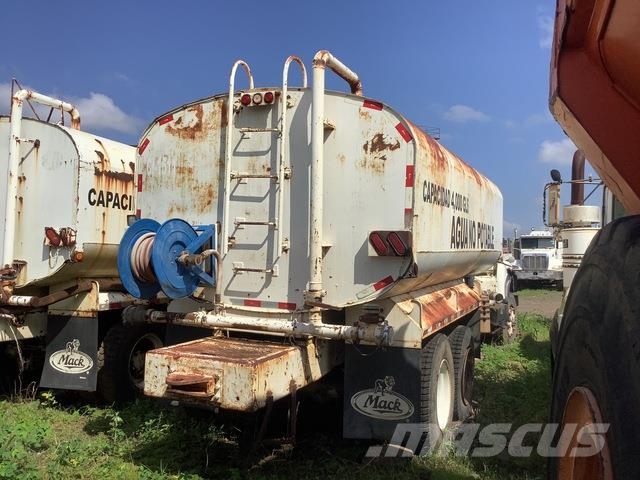 Mack DM690S صهاريج مياه