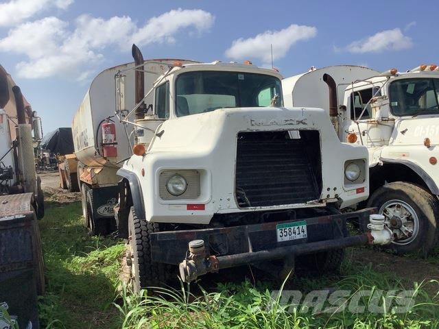 Mack DM690S صهاريج مياه