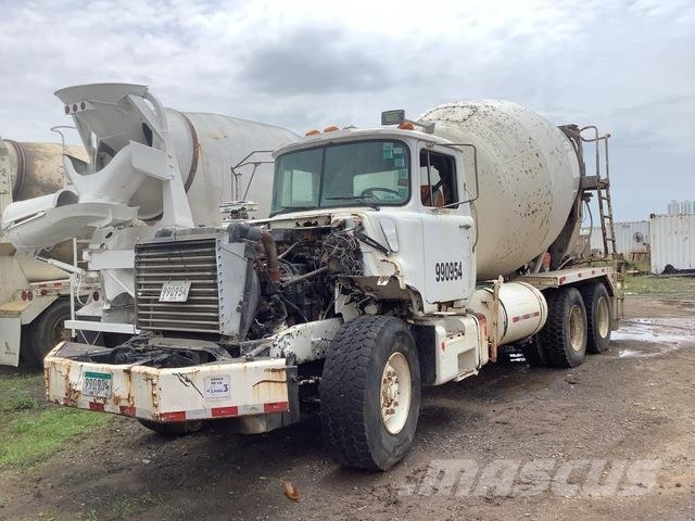 Mack DM690S Andere Fahrzeuge