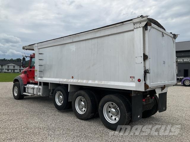 Mack GR64F Camiones bañeras basculantes o volquetes