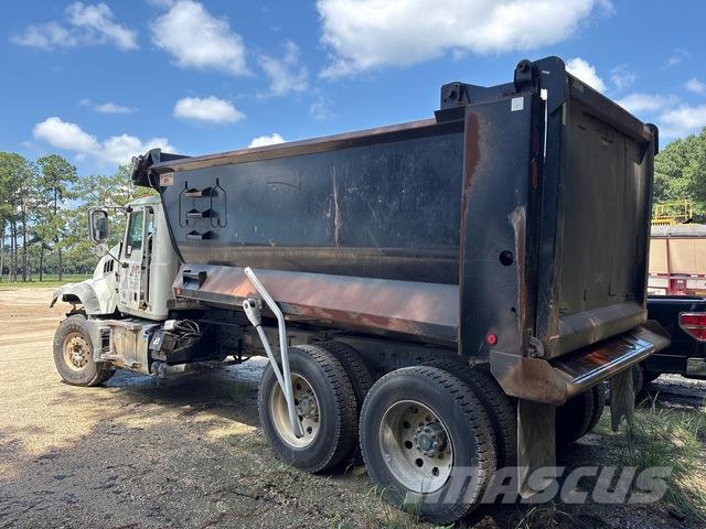Mack GR64F Kipper